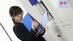 五日市芽依の痴女性交|昼間は物静かなOL、夜は男を食い漁る本中独占配信【フェラ動画レビュー】(hmn00735)